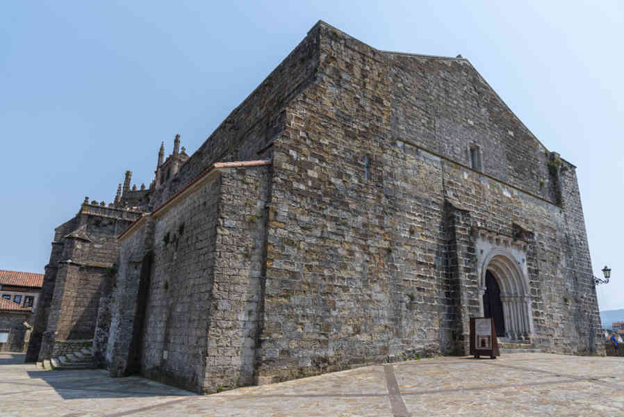 Cantabria 034 - San Vicente de la Barquera - iglesia de Nuestra Señora de los Ángeles.jpg